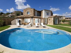 Huis met een zwembad in Sardinië - volgens velen het beeld bij luxe en zwembad.
