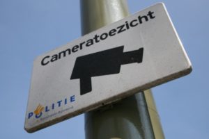 Borden waarmee in Rotterdam wordt aangegeven dat er cameratoezicht is.