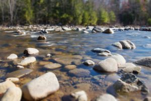 Diverse stenen in een rivier die verlegd kunnen worden.